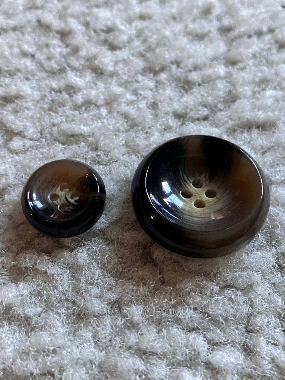 Set of 20 round faux-horn plastic concave bowl buttons - Picture 3 of 7